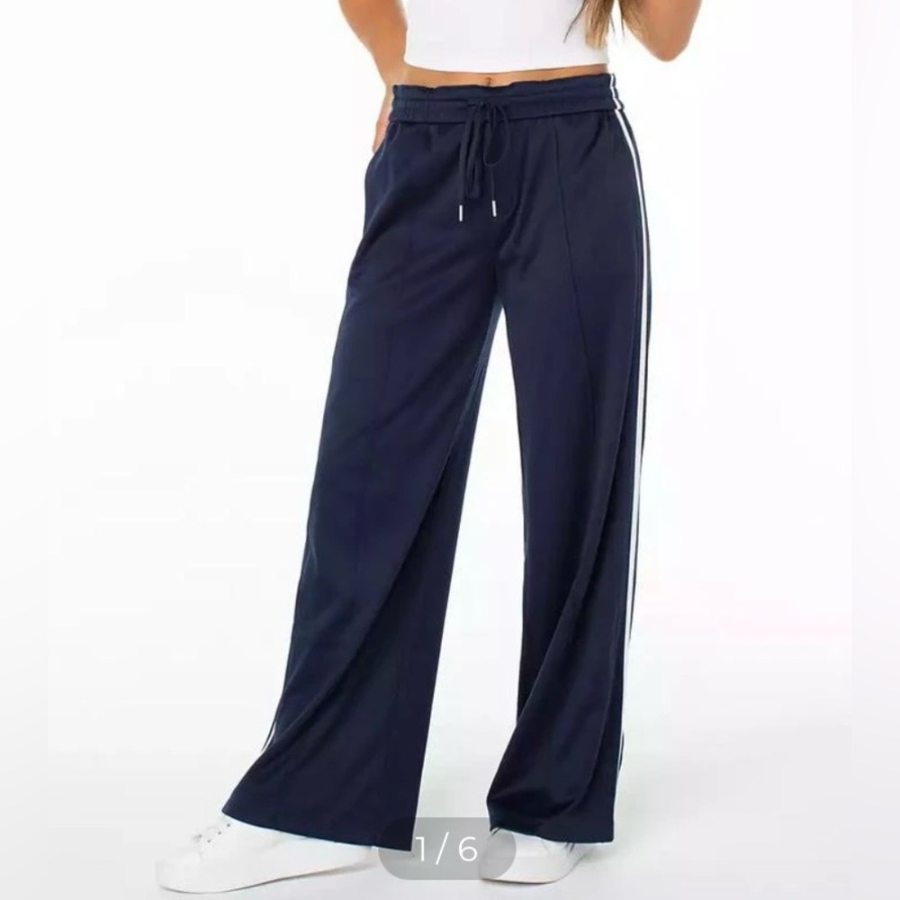 Celebrity Pink
Juniors' Side-Striped Track Pants Navy